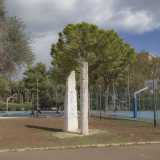 ...la seconda � la Grande Meridiana: un orologio solare formato da due grandi monoliti in pietra di Trani, la cui forma ricorda quella dei menhir. Purtroppo anche quest�opera � stata scarabocchiata con gli spray